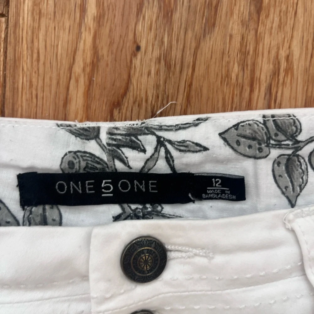 Black and White -cute shorts-perfect neutral options as a wardrobe base - Picture 5 of 7